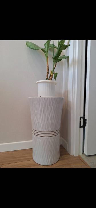 Красивый керамический горшок белого цвета в отличном состоянии!