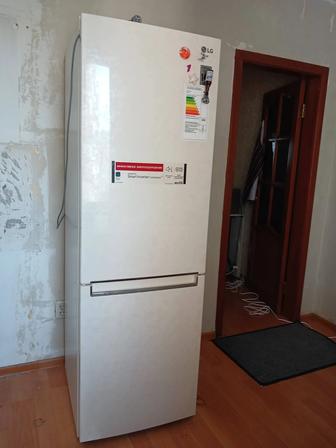 Продам двухкамерный холодильник LG