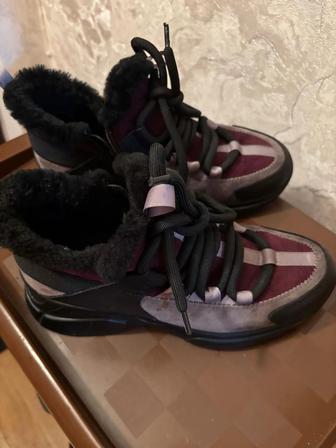 Продам кроссовки натуральная цигейка