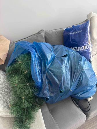 Продам елку 150 см и пакет игрушек