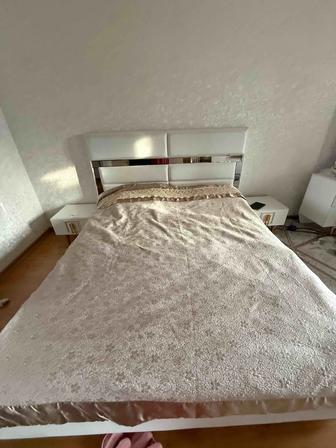 Кровать с тумбами