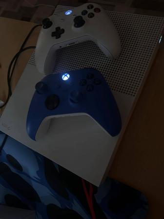 Xbox s 1 tb 2 джойстик и игры