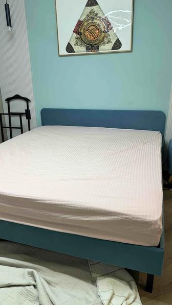 В связи с переездом продам кровать с матрасом и тумбой