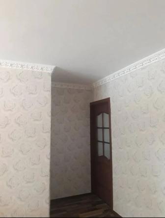 Клею обои , потолочная плитка, галтели, цена от 800 до 1000 . За 1кв/м