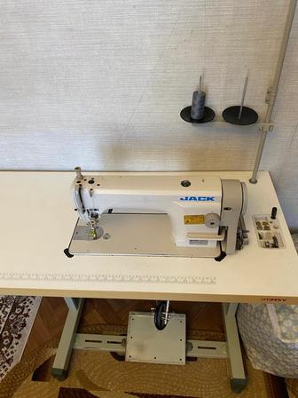 Продам швейную машинку
