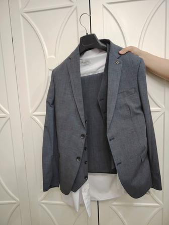 Продается мужской костюм тройка турецкий 52 размера новый