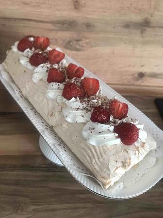 Торты,меренговые рулеты,капкейки .