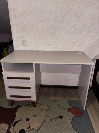 Продам 2 письменных стола