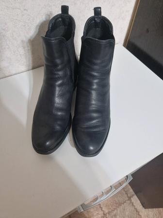 Челси из натуральной кожи Tamaris
Черные кожаные челси Tamaris, размер 38.