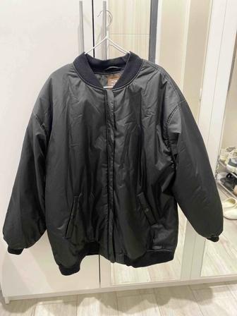 Продам черный бомбер 56-60 размера.