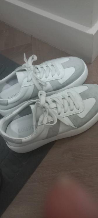 Кроссовки стильные