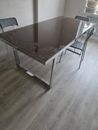 Стеклянный обеденный стол