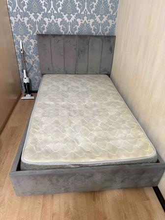 Продам б/у кровать с матрасом, самовывоз