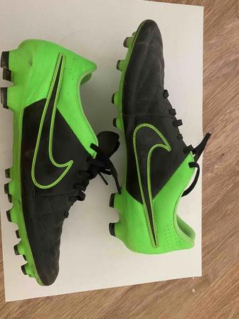 Продам кроссовки для футбола Nike