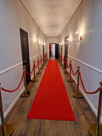 Красная дорожка, парфлексы, стойки с арканом в аренду 24/7 с доставкой