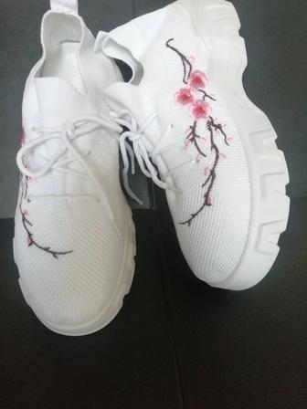 Легкие спортивные кроссовки с широким носком 41, 42