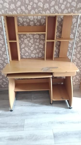 Продам компьютерный стол и шкаф