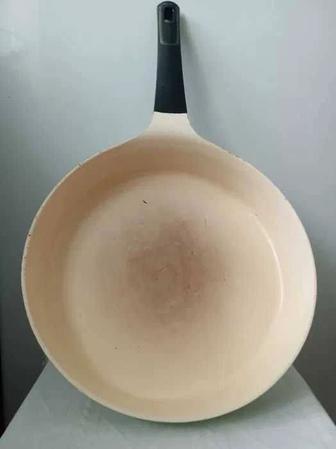 ОТДАМ ДАРОМ сковородку. Широкую 6х28х30см,АНТИПРИГАРНУЮ, Корея, бу