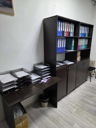 Офисная мебель шкафы стулья столы