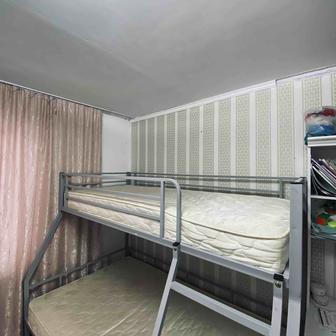 Двухъярусная кровать с матрасами