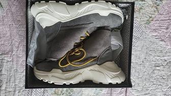 Продам кроссовки зима