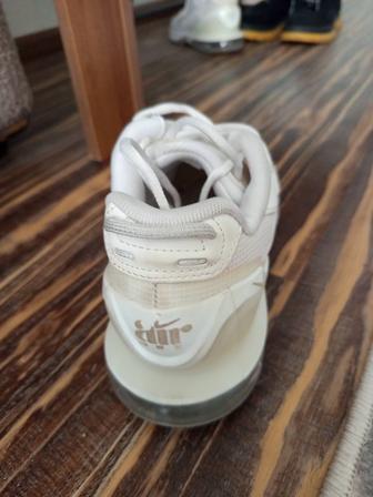 Продам кроссовки женские