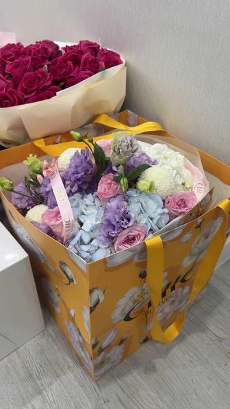 красивая композиция цветов chic в коробке