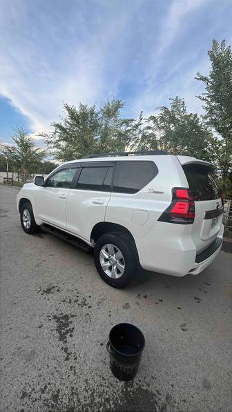 Прокат, аренда Toyota Land Cruiser Prado с водителем.