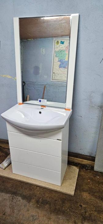 Продам комплект сантехники зеркало , тумба , раковина