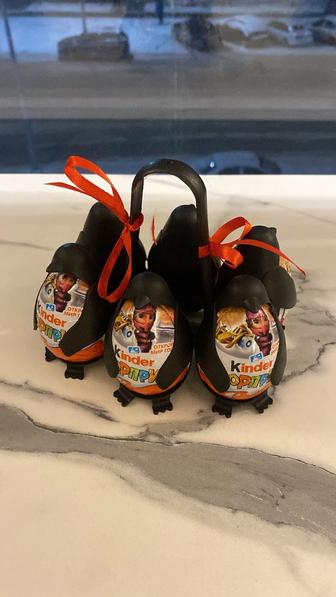 Очаровательный бокс с Kinder-сюрпризами в виде пингвинов