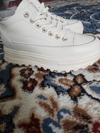 Продам кроссовки белые, розовые