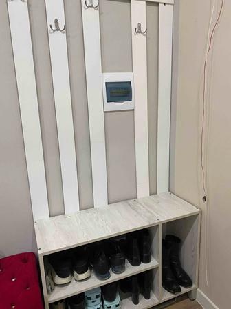 Прихожкаға арналған аяқ киім жинайтын
