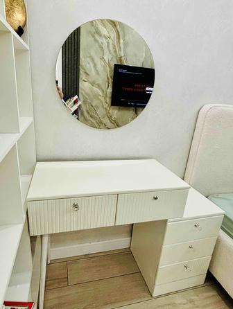 Туалетный столик с зеркалом