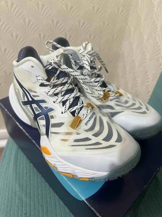Продам волейбольные кроссовки Asics
