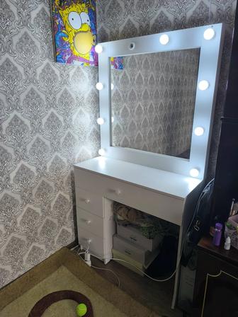 Трюмо с подставкой. Комод