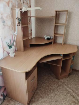 Продам компьютерный стол.