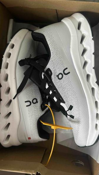 Женские кроссовки