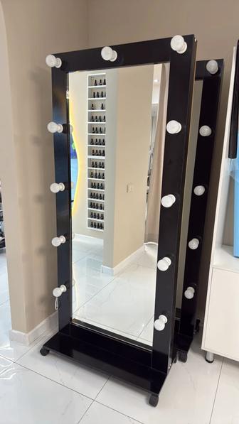 Большое зеркало с подсветкой для салона