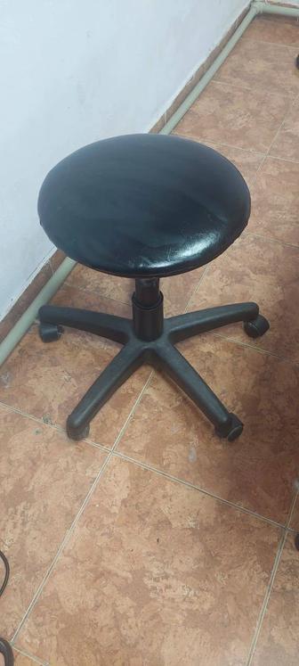 Продам 2 стула на колесиках