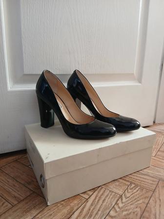 Продам элегантные туфли из лаковой кожи