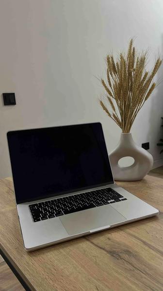 Продам Macbook Air M2, 15.3 в идеальном состоянии