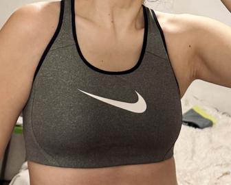 Недорого оригинальный Nike спортивный топ в идеальном состоянии. Без запаха