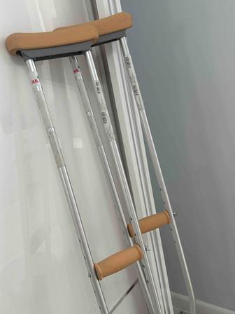 Костыли подмышечные регулируемые.
Лёгкие и прочные алюминиевые