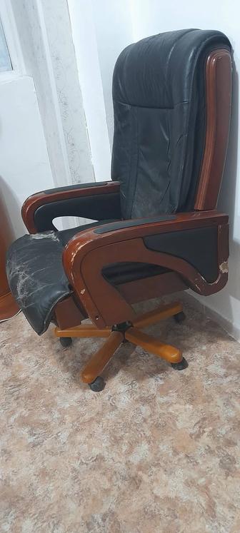 Офисное кресло и стулья