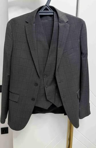 Продам костюм тройку в отличном состоянии размер М