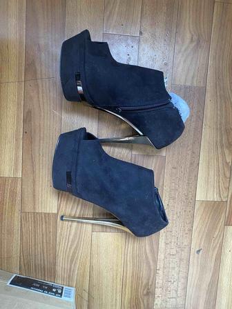 Женские туфли на высоком каблуке