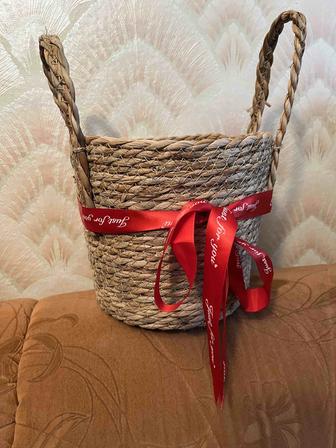 Продаю плетеную корзинку для подарков.