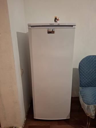 Продаю срочно холодильник Бюриса. Работает супер. Почти не пользовалась.