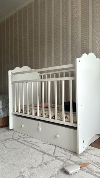 Продаю детскую кроватку-качалку с матрасом и аксессуарами