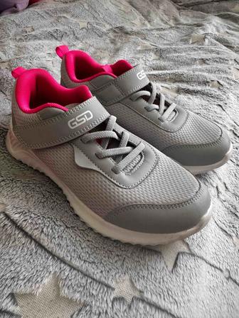 Кроссовки для девочки